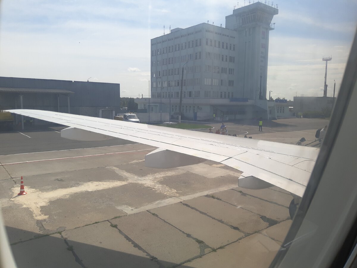 Фото из личного архива. Вид на Брянский аэропорт из самолета. Летим в Сочи. Мы уже сидим, а люди еще только идут