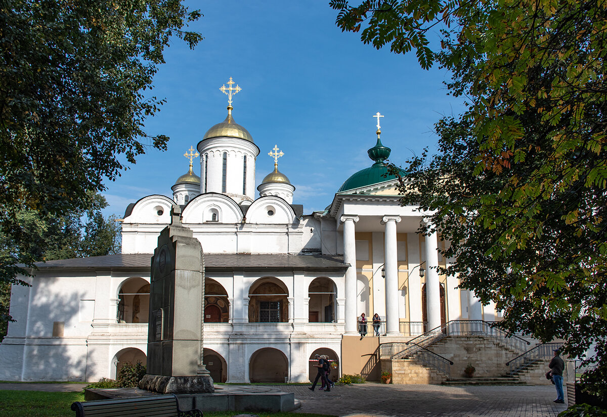 Слева – Спасо-Преображенский собор (XVI век), справа ¬ Церковь Ярославских Чудотворцев (1831 г.). Западные фасады