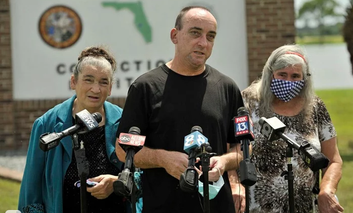 В США в штате Флорида по решению суда мужчина отсидел 37 лет в тюрьме за преступления, которых на самом деле он не совершал. Теперь он вышел на свободу. 
Сообщается, что Роберта Дюбуаза осудили за изнасилование, избиение и убийство 19-летней девушки Барбары Грэмс, произошедшее еще в 1983 году.

Изначально его отправили на смертную казнь, но позже приговор все же смягчили до пожизненного заключения.