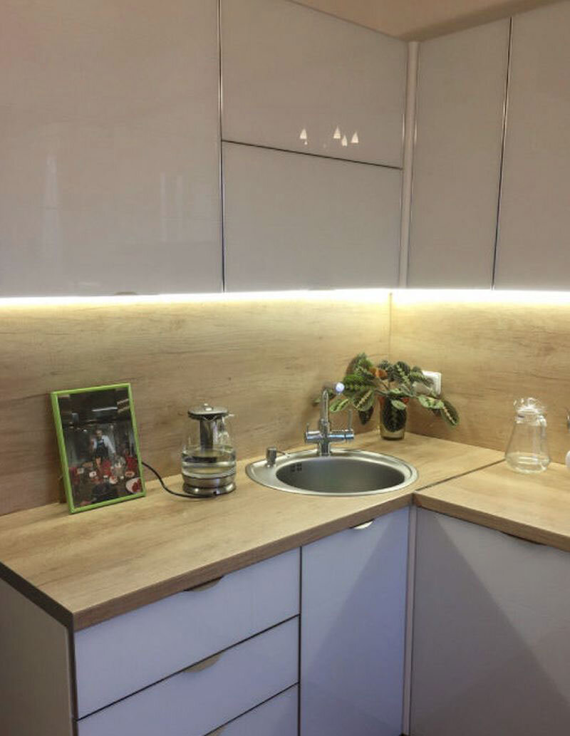 Угловой кухонный гарнитур с мойкой в дизайне небольшой кухни.