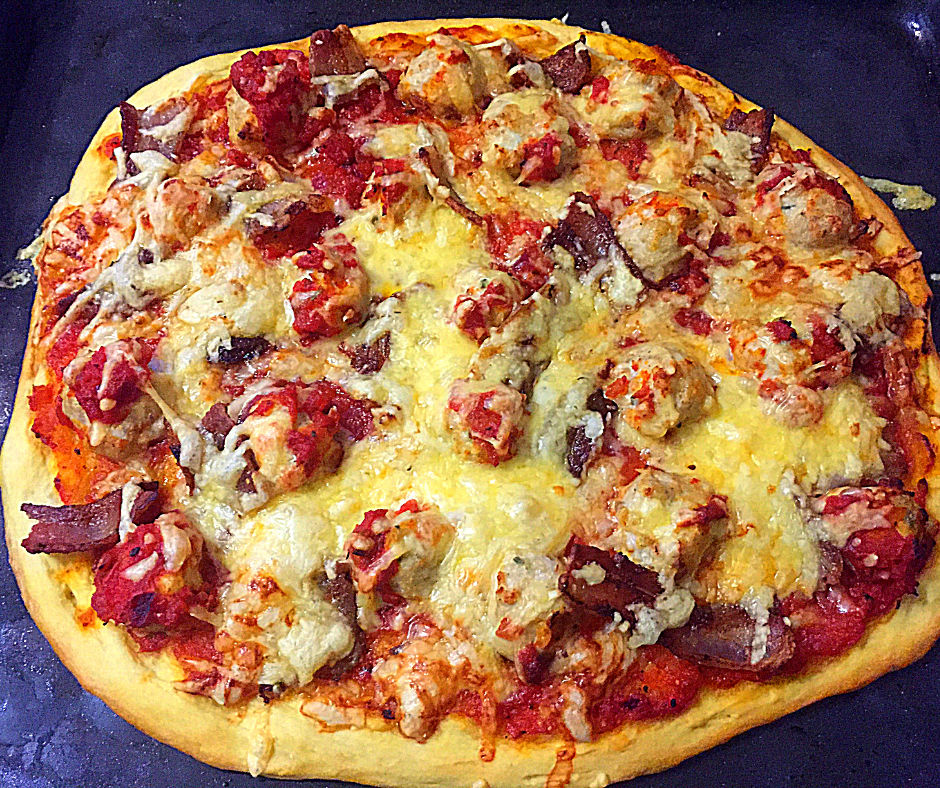 Моя домашняя пицца - с митболами, беконом и сыром