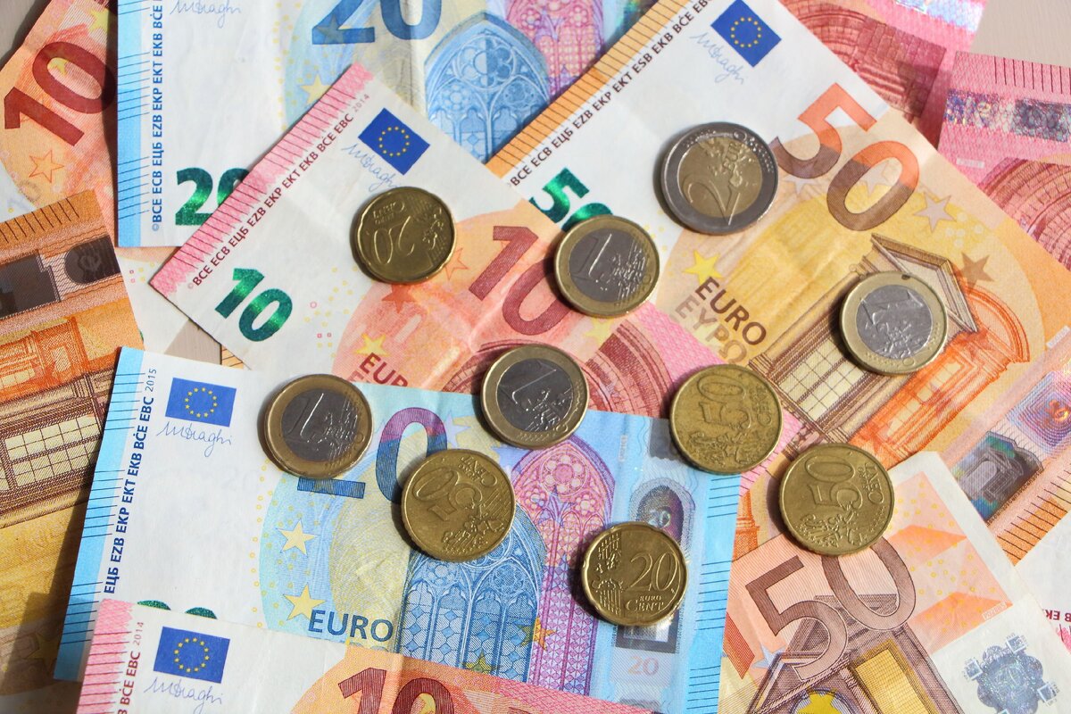 Рубли ы суммы. 90 Евро в рублях. 450 Евро в рублях. Currencies photo. Money place