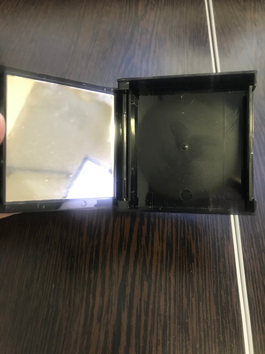 вот такой отсек для спонжа и зеркальце