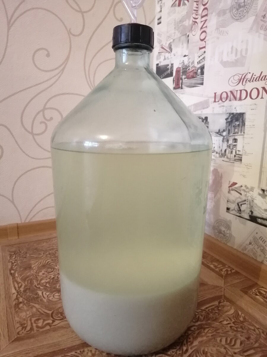 Бутыль для браги. Дрожжи для браги. Смазка своими руками в домашних условиях. Брага из яблок. Брага на карамели.