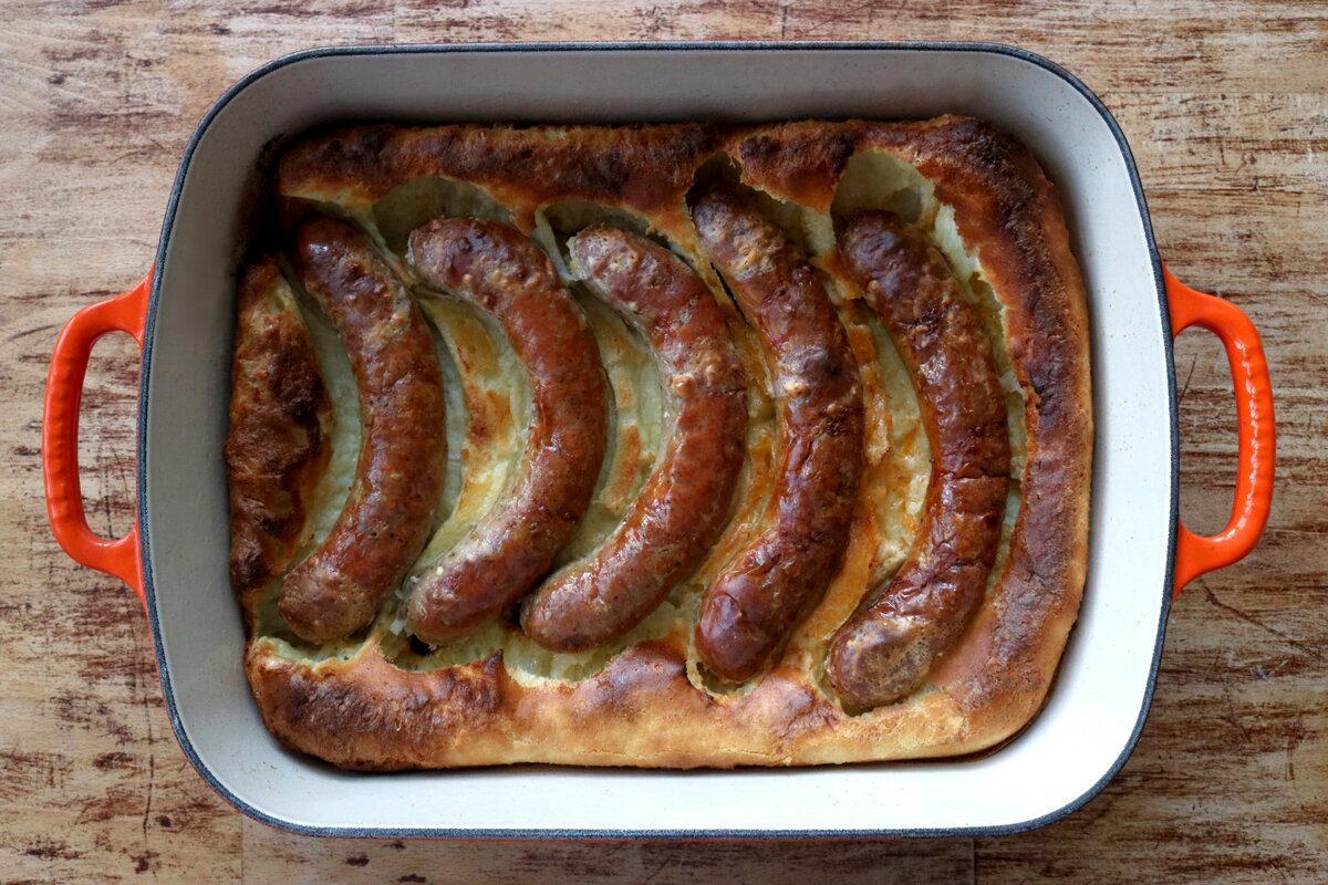 Фото взято с интернета, а именно:  http://www.dinnerwithjulie.com/wp-content/uploads/2018/11/Toad-in-the-Hole-2.jpg