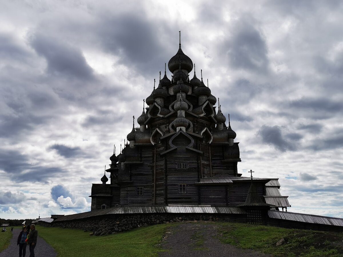 Природа меняет освещение, чтобы показать храм в другом ракурсе 