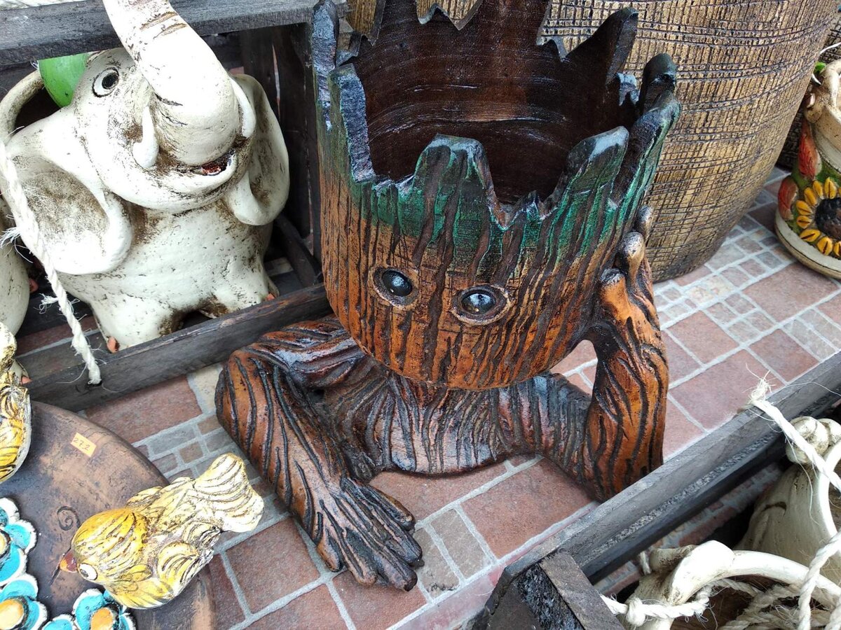 Здравствуйте,дорогие читатели моего канала. Очень хочу переключить ваше внимание от тяжёлых новостей, связанных с пандемией. Сегодня мы посетим с вами интересный магазинчик,мимо которого вы точно не пройдете. Это магазин глиняных изделий ( и не только!)  г.Куэнка Эквадор. Глиняный горшок для цветов выглядит очень забавно.Посмотрите!