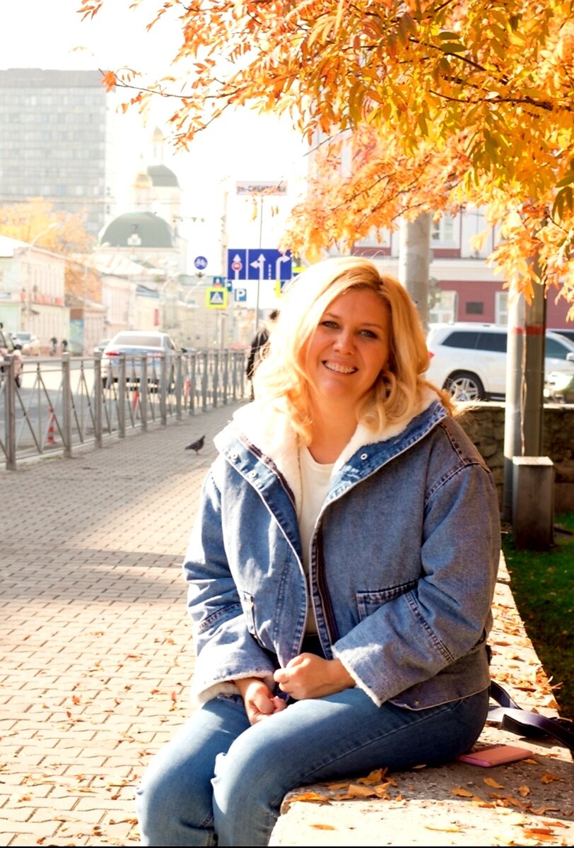 Сжала кулачки)