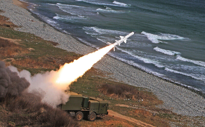На фото: российская система защиты приморских районов "Береговой Ракетный комплекс «Бал-Э»"
