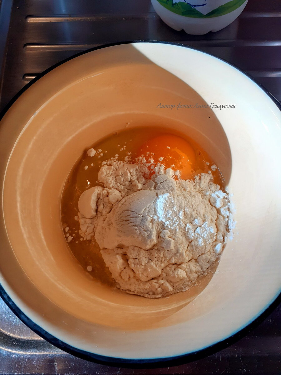 Готовим кляр - в миске соединим яйцо и муку (на моё количество грибов нужно будет 2 порции)