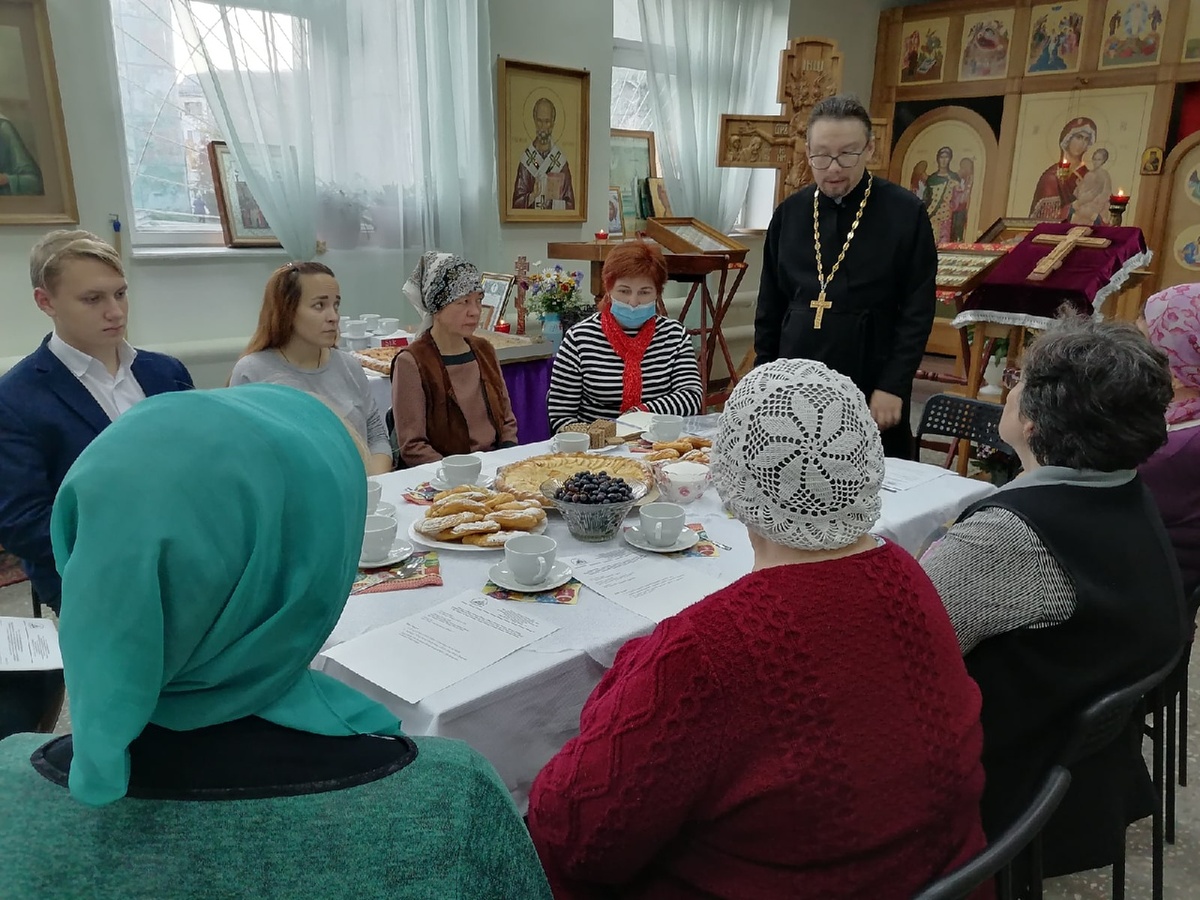 Вот как раз настоятель, казначей и староста рассказывают на собрании обо всем (фото сделано 1 октября 2020 года на приходском собрании)