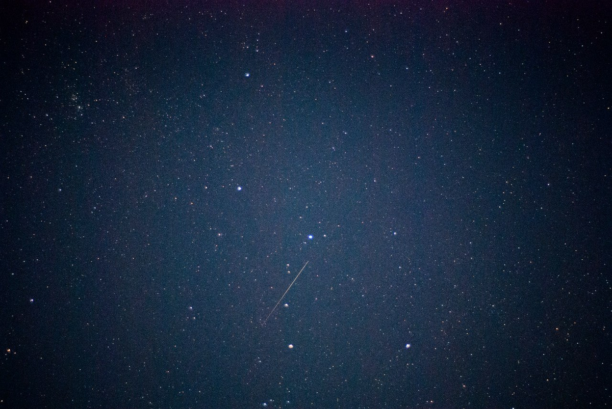 Созвездие Кассиопеи и пролетающий болид, село Октемцы, Якутия. Автор снимка Алексей Никонов.