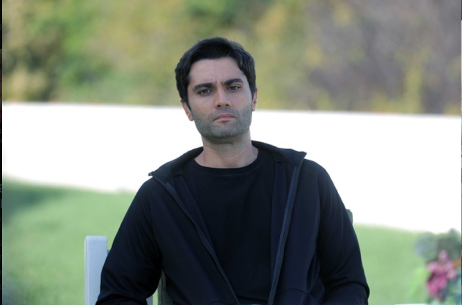 Дата выхода: 13 октября 2020
В 167 серии турецкого сериала «Мафия не может править миром» Альпарслан никак не может смириться с трагедией в результате которой он потерял свою жену. Его переполняет жажда мести и он не успокоится, пока не убьет каждого, кто виноват в смерти близкого для него человека. Он дал клятву и обязательно ее выполнит. Хызыр видит в каком состоянии находится Альпарслан и он понимает, что парень может совершить необдуманные поступки и пострадает сам. Альпарслан начинает искать виновным и если потребуется, он даже готов пойти против Хызыра и переступить через него. Месть Альпарслана не приводит ни к чему хорошему и в итоге люди находящиеся за столом начинают настраиваться друг против друга. Альпарслан даже нарушил главное правило стола и выстрелил из оружия. Хызыр не подозревает о том, что против него готовится коварный план и совсем скоро ему придется вновь столкнуться с очередным предательством. У семьи Чакырбейли появляются враги, которые готовы пойти на все, лишь бы уничтожить весь его род. Когда Хызыр возвращался домой, то на обочине увидел стоящую девушку у которой сломалась машина. Хызыр не смог проехать мимо и решил остановиться, чтобы помочь. Когда он подошел к незнакомке, то она повернулась и в руках у нее был пистолет, а затем девушка выстрелила в Хызыра