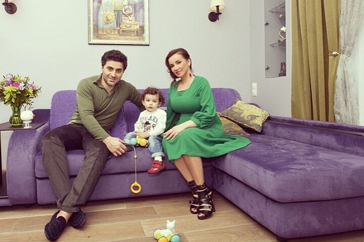 Гостиная с ярким диваном