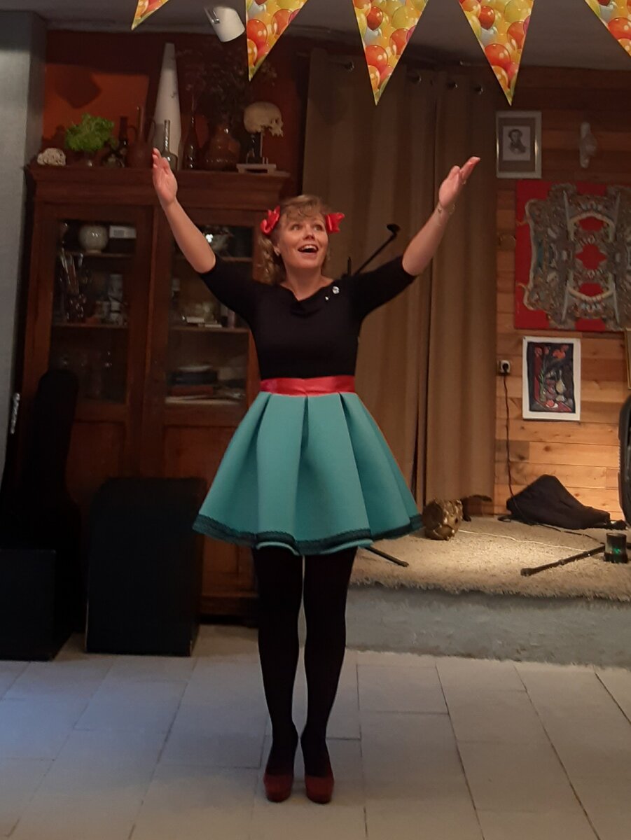 "На сцене я жизнью живу настоящей и светит в лицо мне живительный луч...", Песня "Кукла", Актерская мечта