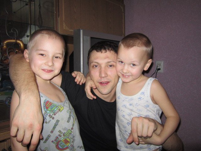 Николай с сыновьями Петей и Сережей.