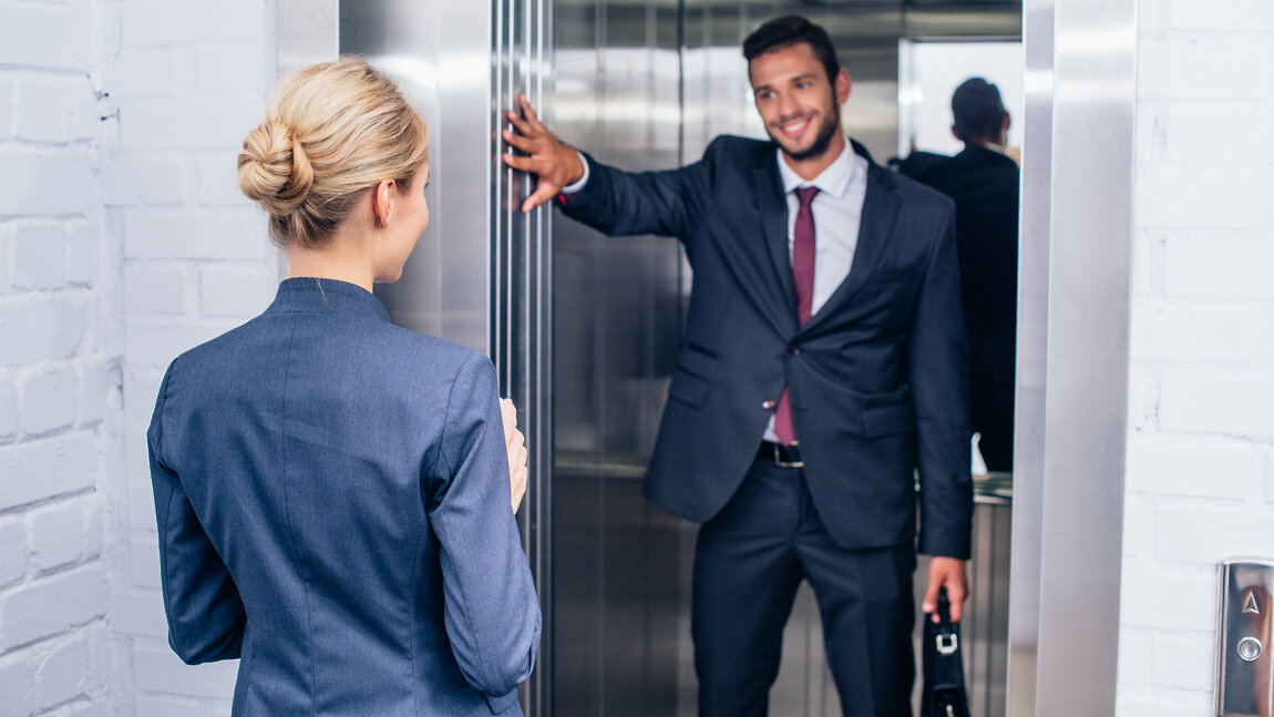 Забудьте про уроки пикапа, если оказались в лифте с симпатичной соседкой!