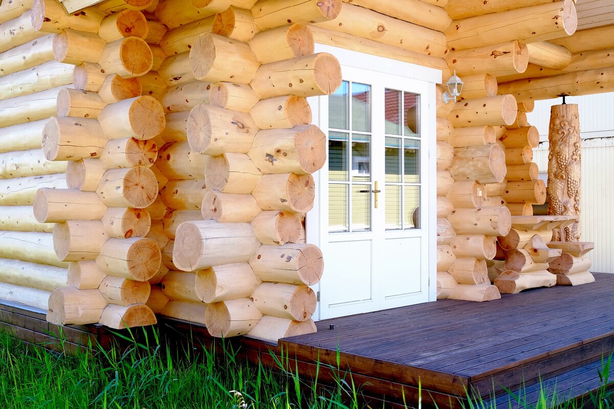 В первую очередь входная дверь должна быть прочной.