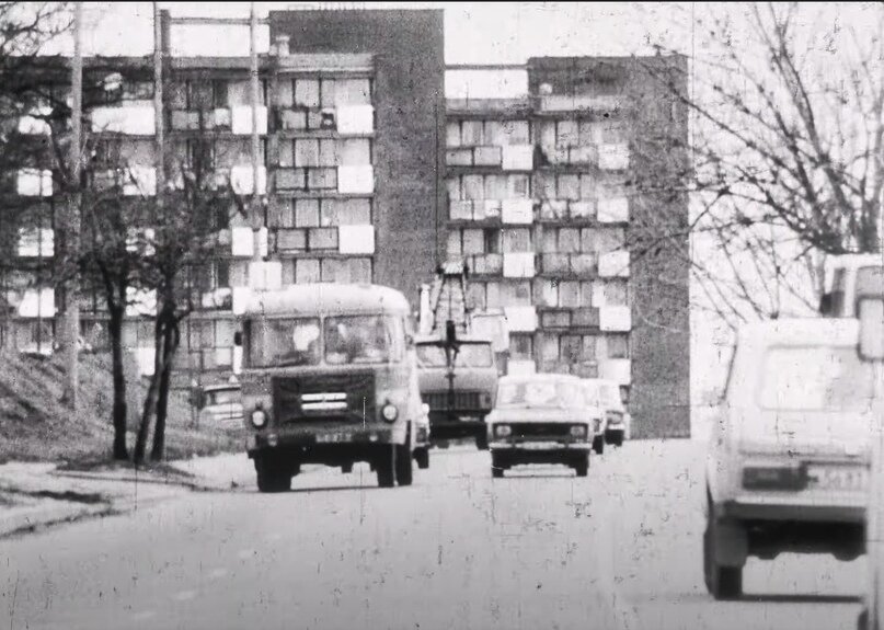 На первом скрнине мы видим автотранспортный поток, в котором присутствует автобус или «летучка» КАГ-3, производства местного Каунасского авторемонтного завода. Вообще автобусы этого типа сняли с производства ещё в первой половине 1960-х, однако завод продолжал их ремонт, а они в нем нуждались довольно часто, поскольку кузов их имел деревянный каркас. Завод занимался их ремонтом, в том числе и ставил заново кузов и если надо шасси, благо ГАЗ-51А выпускались до 1975 года. Поэтому КАГ-3, осевшие, к этому моменту в основном в Литве и в 1985 году все ещё встречались на улицах.