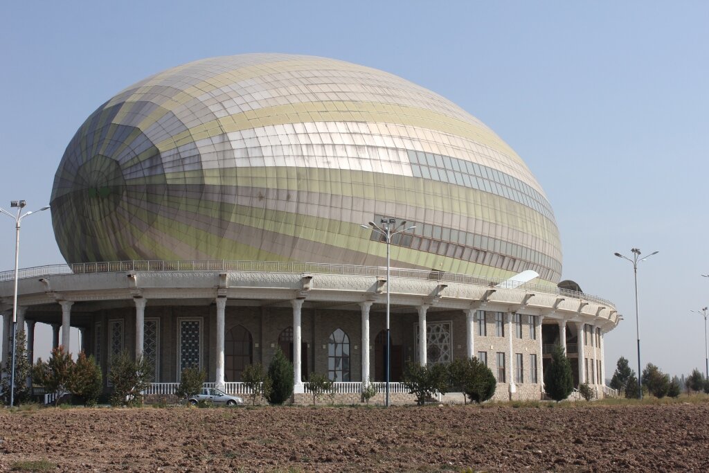 Свет в душанбе. Здание Таджикистана 2022. Архитектура Душанбе 2021. Харбуза Гиссар. Душанбе 2021 здание.