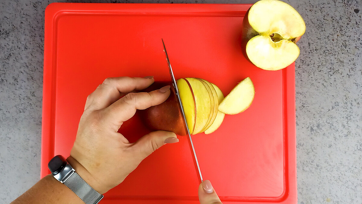 порезать яблоки