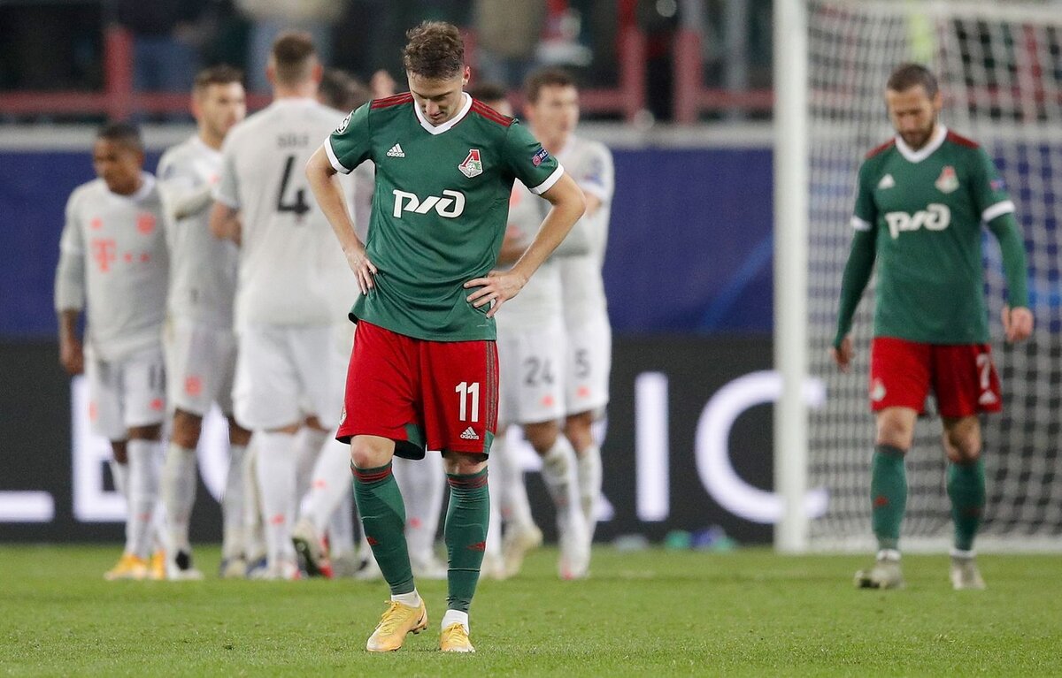 Футболисты Локомотива после поражения от Баварии. Фото из интернета.