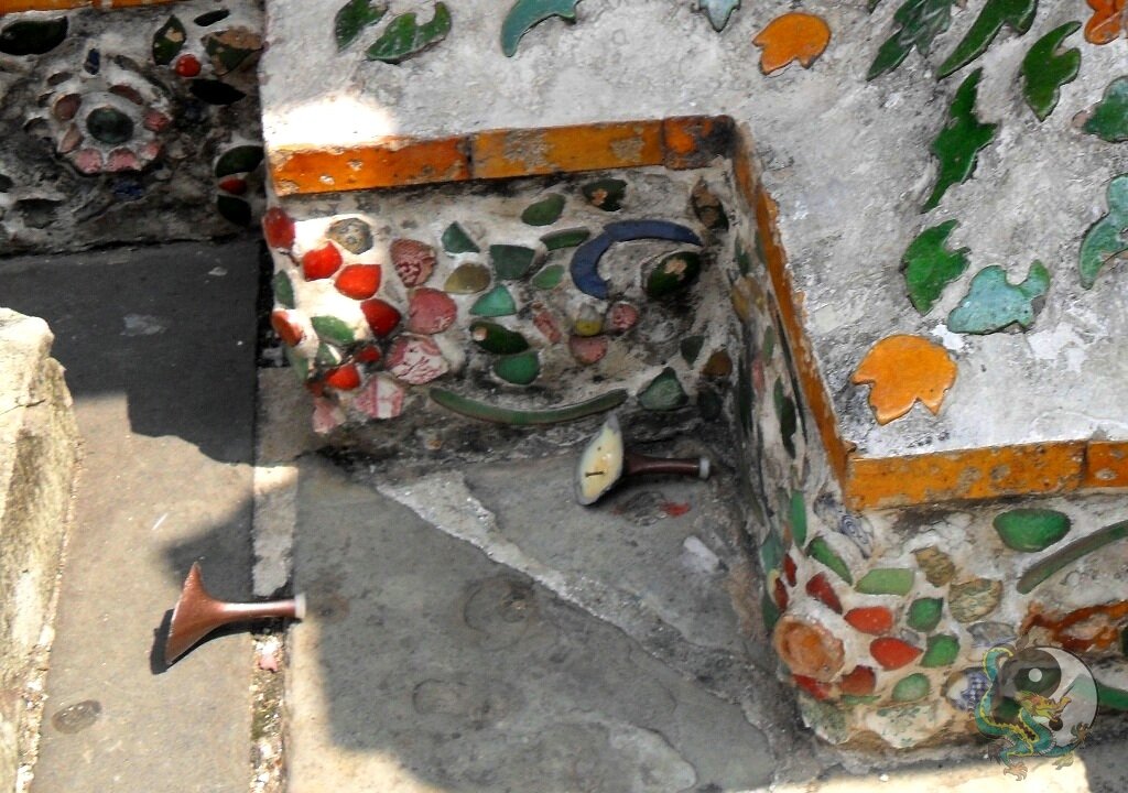 Отломанные каблуки на ступеньках пагоды 