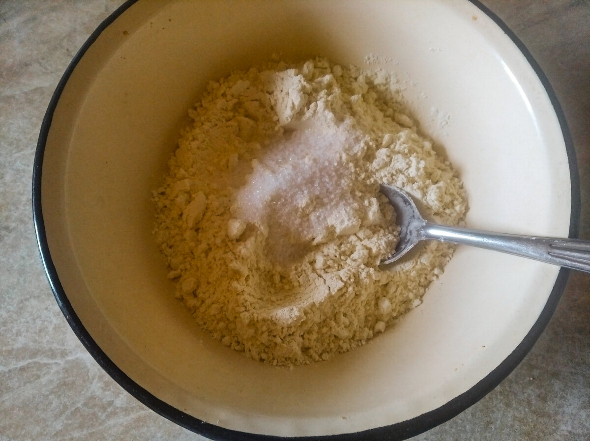 Мука с солью и сахаром