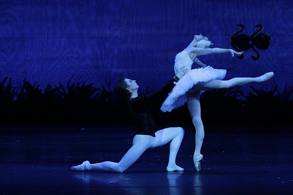 Принц Зигфрид и Одетта   © Анна Клюшкина. Фото взято с официального сайта театра.