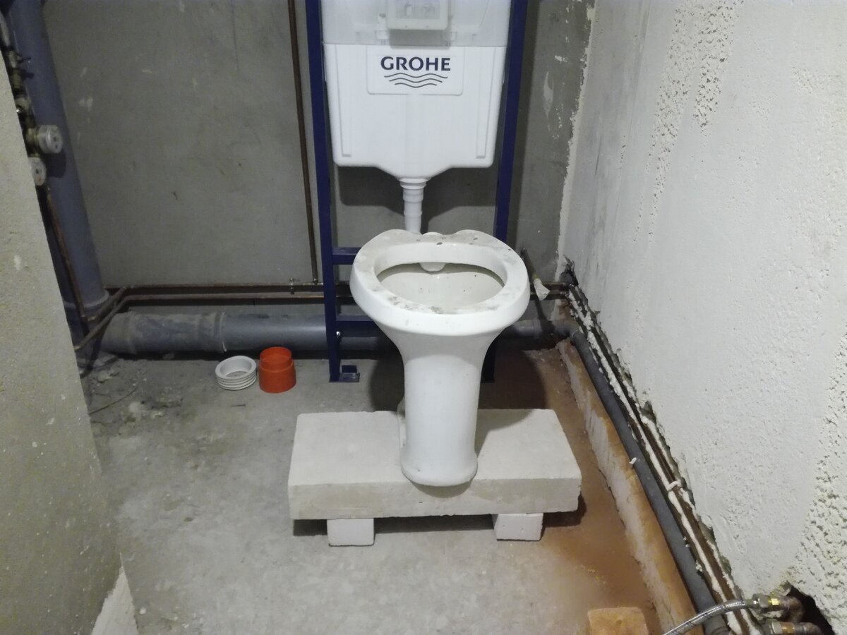 Инсталляция и временный унитаз.