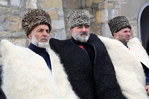 Аварцы в традиционных костюмах с папахами