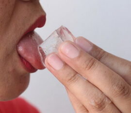 Снять боль и жжение помогает рассасывание кубиков льда, предварительно смоченных в воде. Можно использовать чистую замороженную воду или фруктовый лед либо просто ополоснуть рот холодной водой. Если нет воды, можно охладить обожженный орган вкуса посредством дыхания ртом.