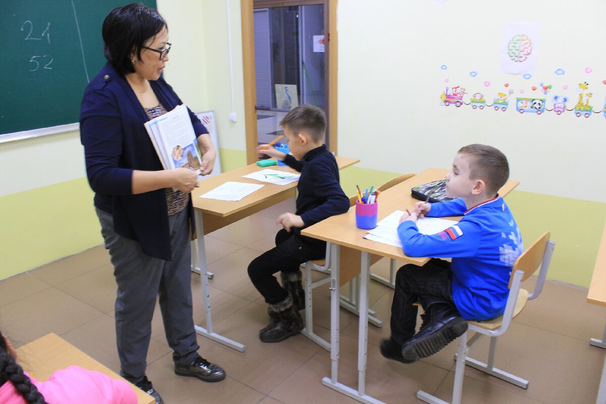 Лариса Викторовна на уроке с детьми