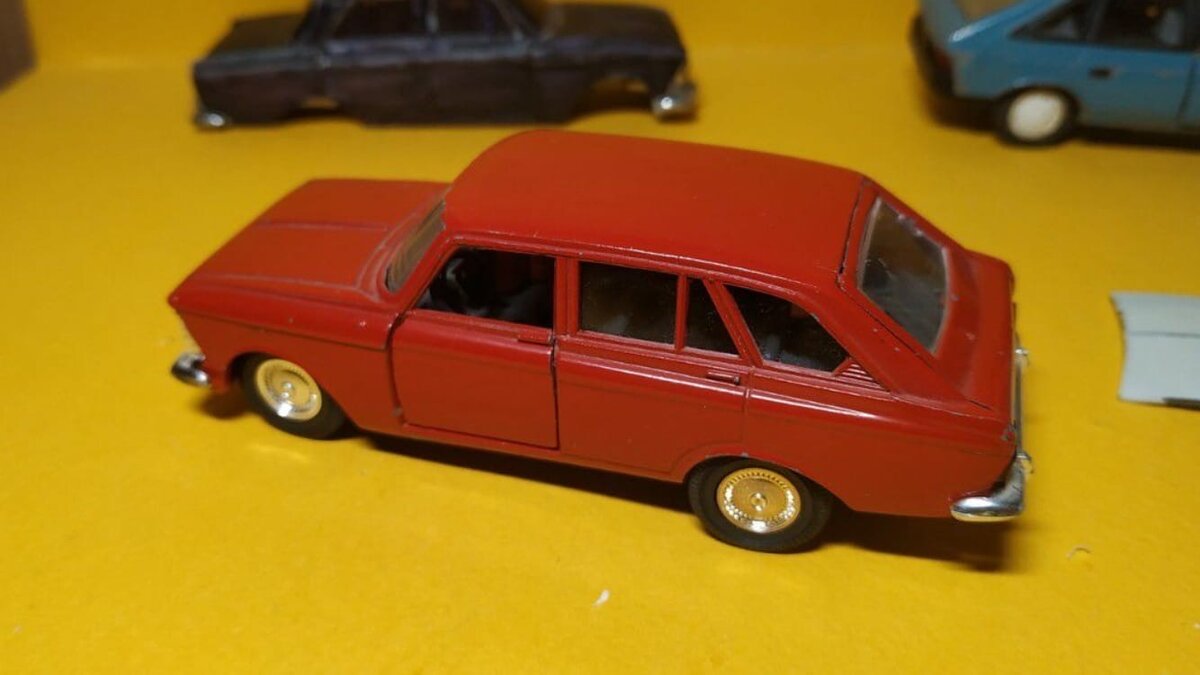 Водительская дверь "сидит" глубже, чем положено, а пассажирская слишком выперает.