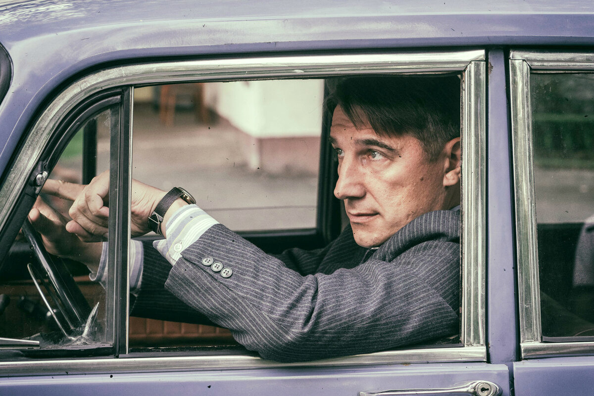 Сергей Угрюмов в роли Шмакова. Кадр из кинофильма "Казанова" (2020), режиссер Кирилл Белевич, сценаристы Дмитрий Новоселов, Сергей Волков, композиторы Денис Новиков, Антон Шварц. Фото для иллюстрации, источник :kino-teatr.ru