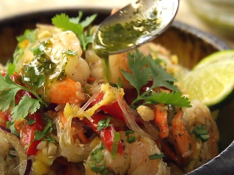 Салат с креветками и манго