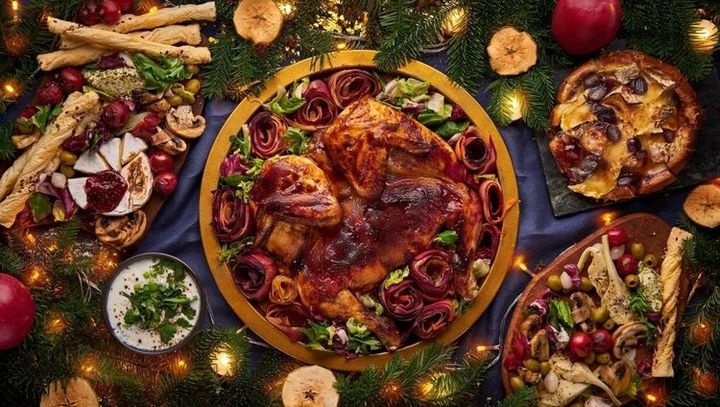 Свинина под ананасами. Что необходимо (на 5 порций): мясо – 500 г; низкокалорийный майонез – 100 г; консервированные ананасы – 1 банка; твердый сыр «Российский» — 100 г; соевый соус – 100 г; сироп – 100 г; подсолнечное масло; молотый черный перец