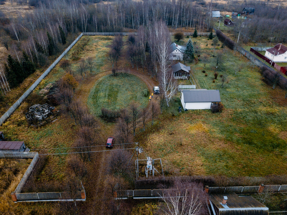 Купила участок земли, а в углу - брошенная бытовка. Решила заглянуть и ...