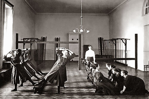 В Смольном институте барышень воспитывали не только образованных, но и физически сильных и выносливых. Фото из открытых источников.