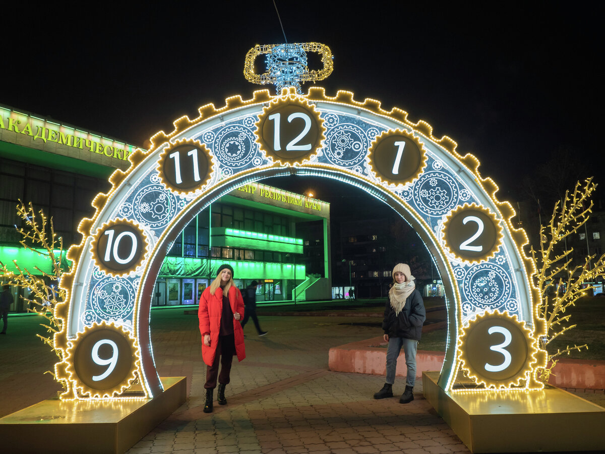 А любителей фотосессий манят вдохновляющие украшения. Их улицы городов примеряют каждый раз накануне самого сказочного праздника года. И нынешний, 2020-й, не стал исключением.На фото: девушки в центре Симферополя.© Туристический портал Республики Крым, Алексей Цесельский
