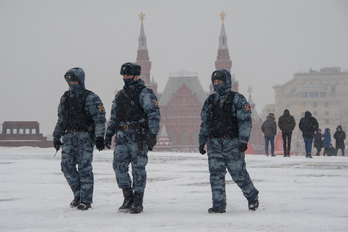 Сотрудники полиции на Красной площади. - Фото: АРТЕМ ЖИТЕНЕВ/ТАСС