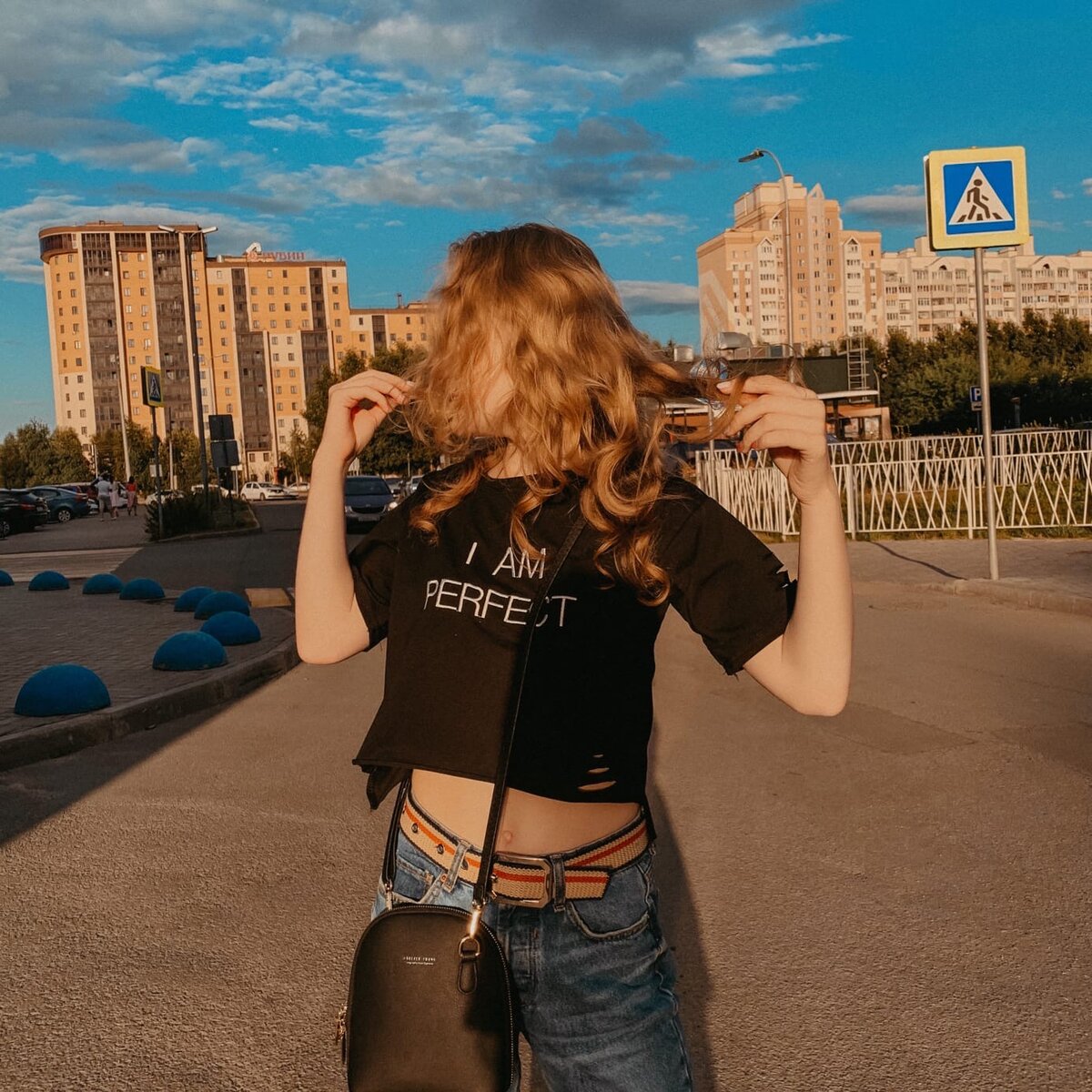 раньше я вообще не любила себя. я не могла смотреть даже в зеркало. я не любила свою внешность и не любила свой характер. ⠀
дело в том, что раньше я часто зависела от мнения окружающих. вот мне скажут, что я «дерьмо» - так я и думала так. я жалею о том, что раньше я не любила себя и зависела от мнения других людей.
⠀
за год у меня поменялось абсолютно всё, поменялось моё мировоззрение. я полюбила себя, полюбила каждую частичку своего тела и своей души. я стала смотреть на себя по-другому.
⠀
как же я смогла полюбить себя? в 14 лет я повстречала одного хорошего человека, с которым мне было очень хорошо, который наполнял каждый мой день яркими красками. благодаря этому человеку, я раскрыла такое свойство как «любовь к себе». этот человек полностью поменял моё мировоззрение. да, не обошлось всё это без моих косяков, но я раскрыла это свойство. но, применять я его стала только тогда, когда этот человек покинул мой мир.
⠀
после того, как этот человек покинул мой мир, я начала много читать. казалось бы, что чтение — это такая фигня, но нет.
«Любите книгу, она облегчает вам жизнь, дружески поможет разобраться в пестрой и бурной путанице мыслей, чувств, событий, она научит вас уважать человека и самих себя, она окрыляет ум и сердце чувством любви к миру, к человечеству.
⠀
читая книги, я действительно смогла разобраться в себе и понять свою сущность. чтение книг облегчило мою жизнь. чтение книг научило меня любить себя.
⠀
я научилась принимать себя полностью. со всеми своими косяками. со всеми своими прыщами.
⠀
я начала внушать себе каждый день, что я у себя сама красивая и самая лучшая. это действительно один из сильнейших инструментов, который помог мне также полюбить себя.
⠀
ещё один инструмент, который помог мне полюбить себя – это боль.
⠀
в один прекрасный момент, я взяла себя в руки и просто отключилась от негатива. я перестала плакать из-за того, что меня называют «дерьмом». я стала относиться к себе совершенно по-другому.
⠀
боль поменяла меня. я сама себе пример. я справилась с некоторыми трудностями, которые мне пришлось пережить. я точно знаю, что я сильная и что я молодец. я смогла пройти через огонь и воду и полюбить себя.