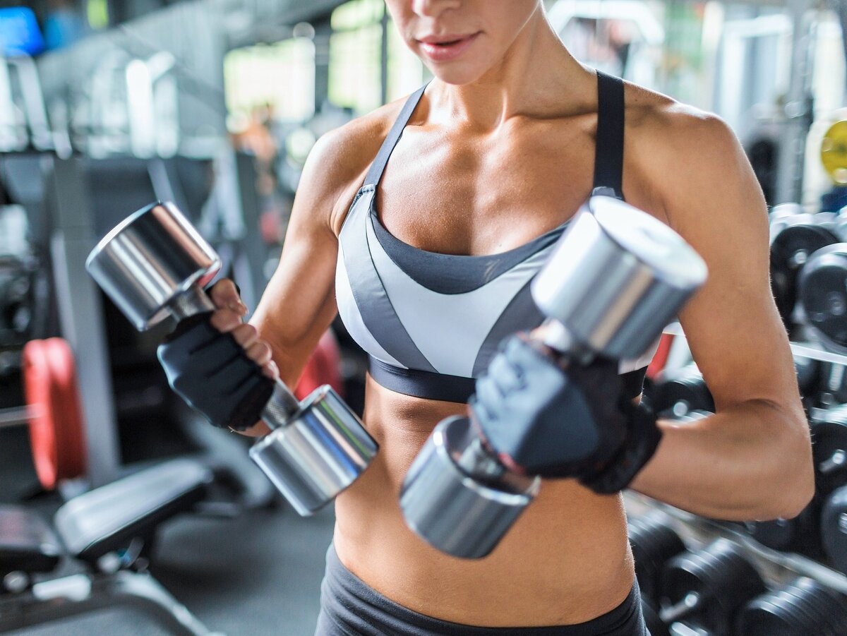 Благодаря гантелям, многоповторную методику удалось распространить на многие упражнения. Тренировки культуристов стали разнообразными.