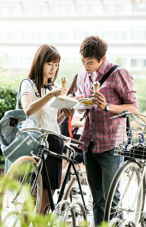 Любовь главных героев началась со школьных времён главной героини. Она была ученицей почти выпускного класса, а он её классный руководитель.