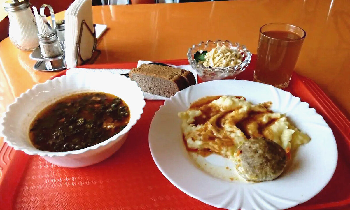 Суп "Харчо", тефтели с пюре, салат, компот.