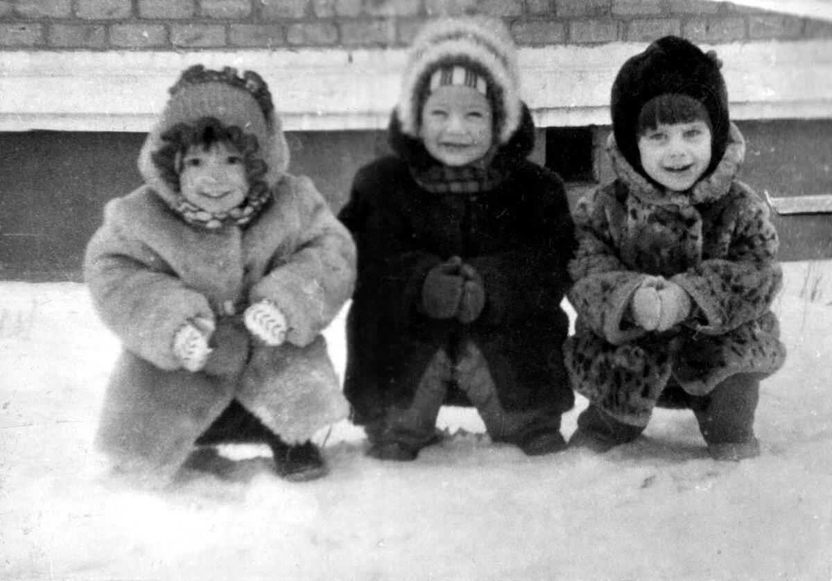 Добрый день, меня зовут Елена. Являюсь автором для Антикварного журнала
На днях наблюдала интересную картину, как мои внуки выбирают себе одежду в интернет-магазине.-8