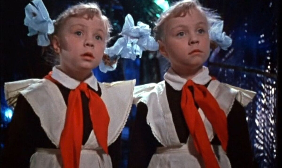 Ольга Юкина и Татьяна Юкина в фильме "Королевство кривых зеркал", 1963 г., режиссер Александр Роу, сценаристы Лев Аркадьев, Виталий Губарев, композитор Аркадий Филиппенко (скриншот)