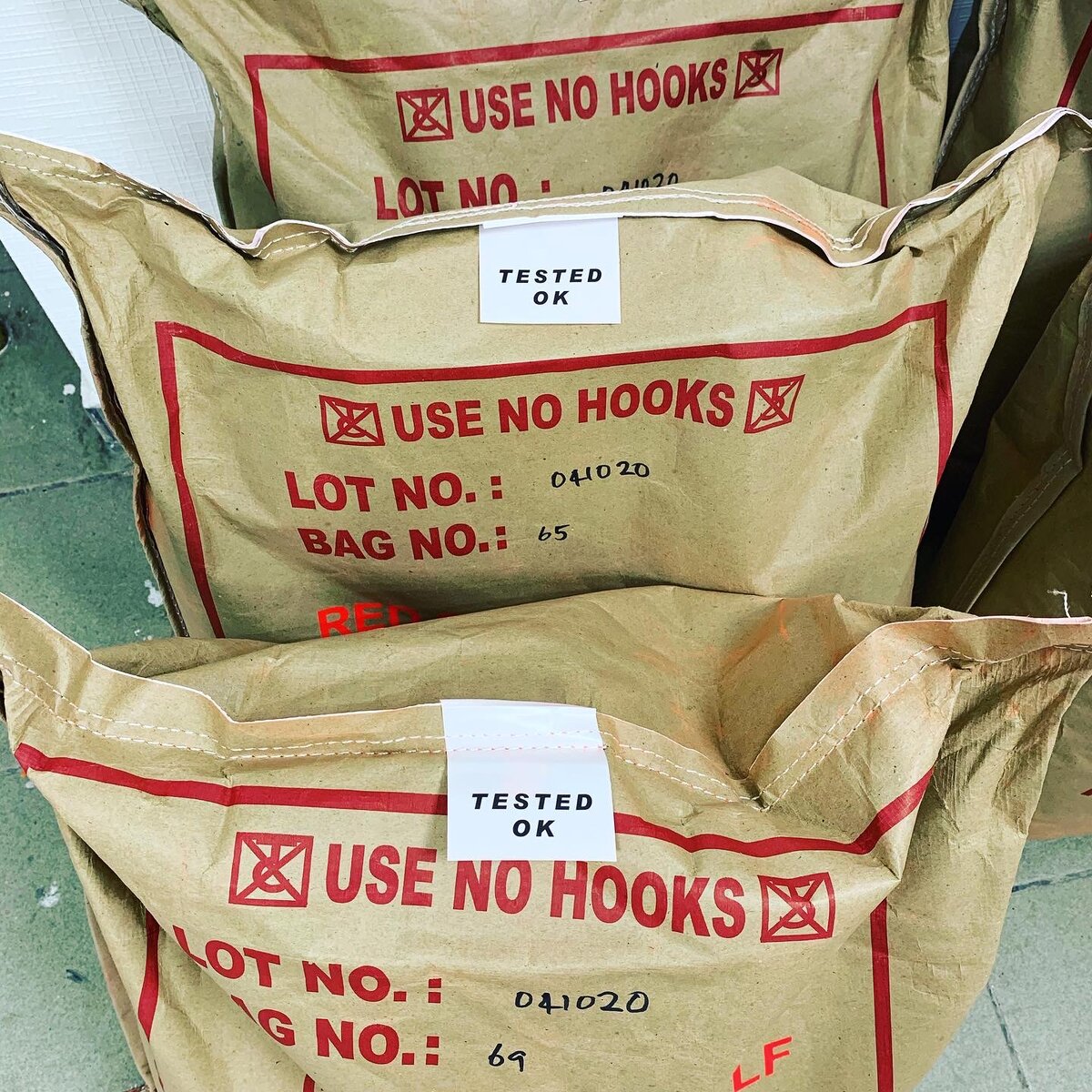 Мешки с флуоресцентными пигментами различных цветов.