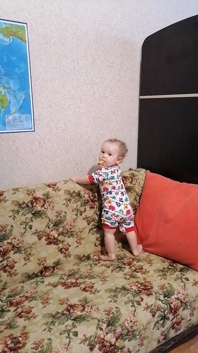 Олеся грызёт все, что поподается ей подруку