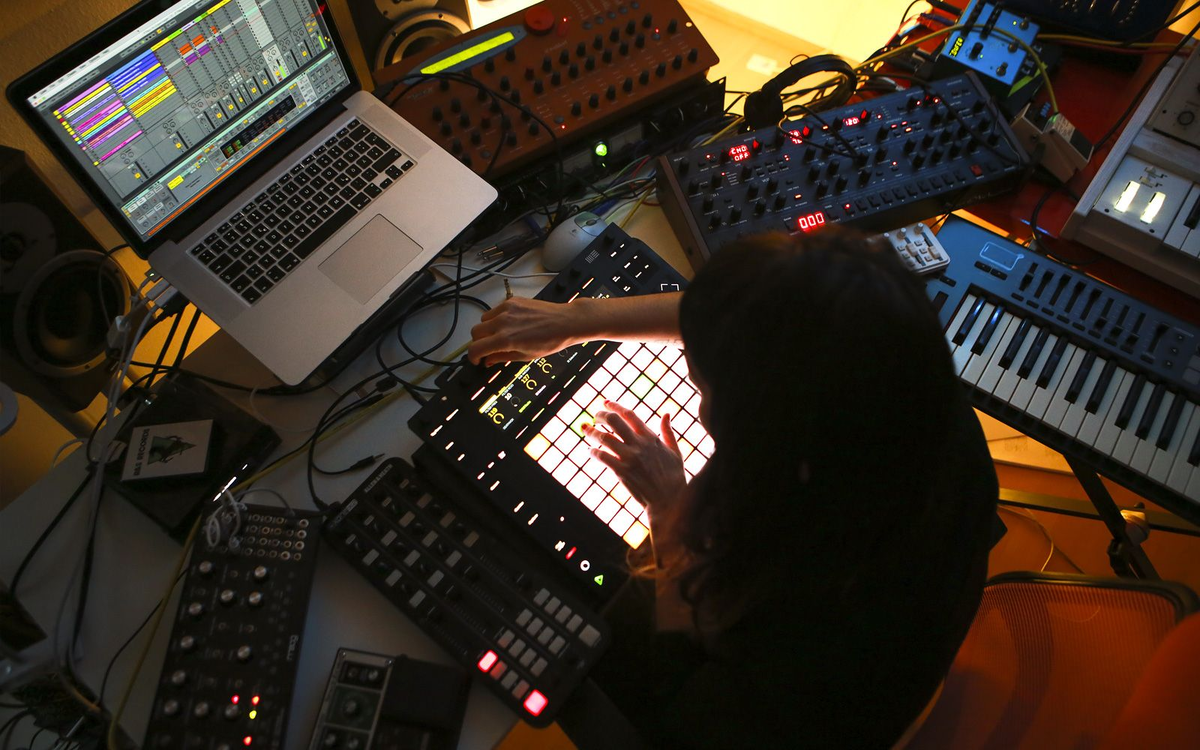 Мару сделай музыку. Диджеинг аблетон. Ableton Live. DJ Ableton Live. Ableton Live в студии